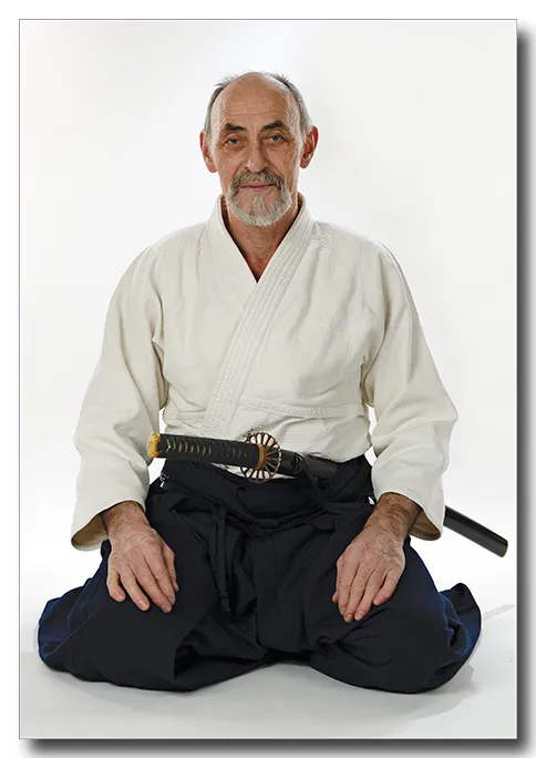 Bernard Caloz Shihan, en seiza, en keikogi et hakama.